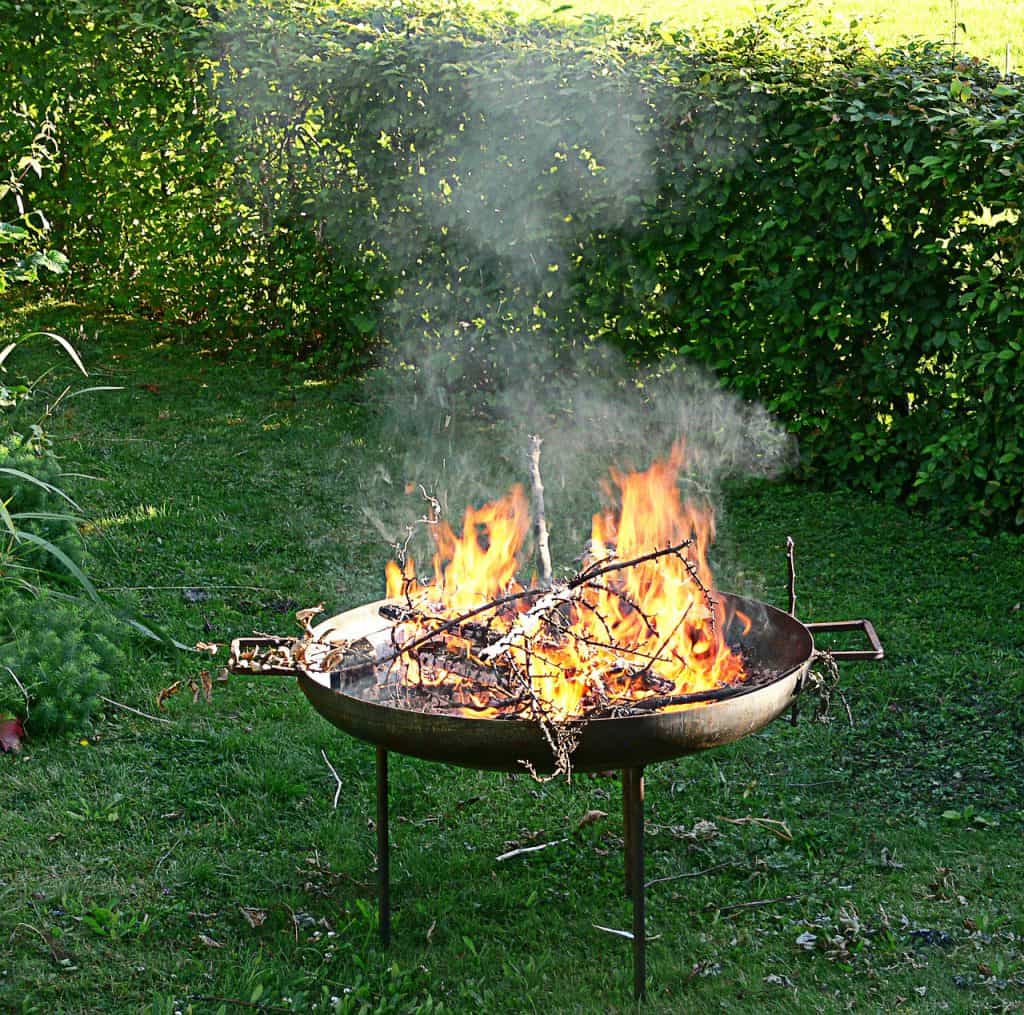 Eine Feuerschale im Garten