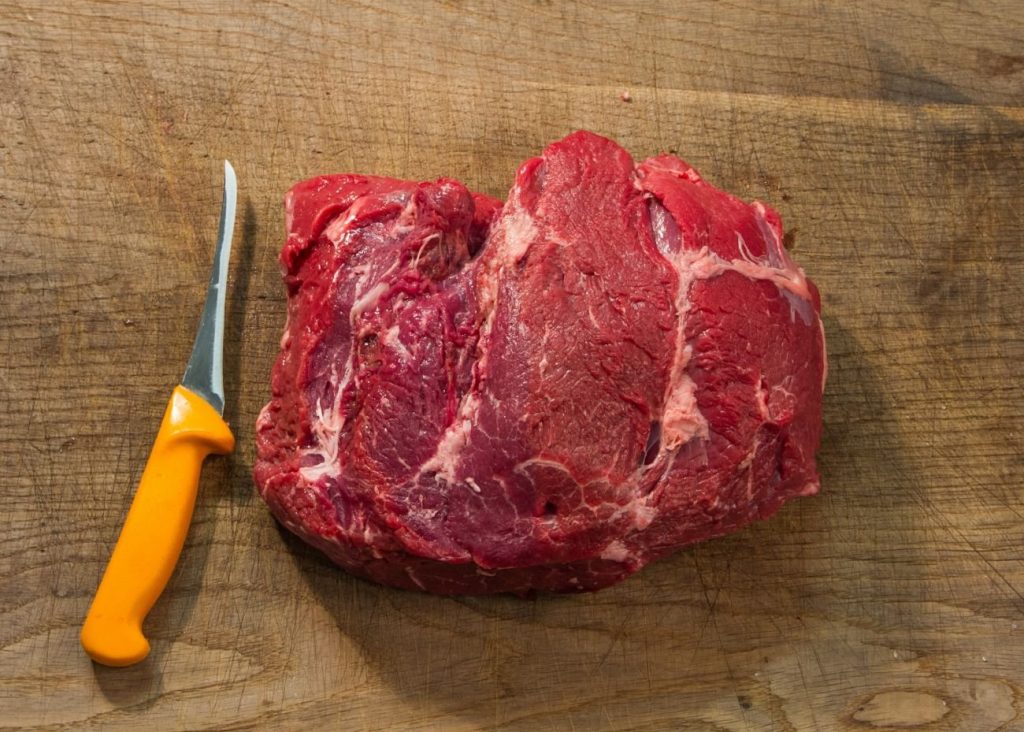 Rinderhüftsteak auf Schneidebrett