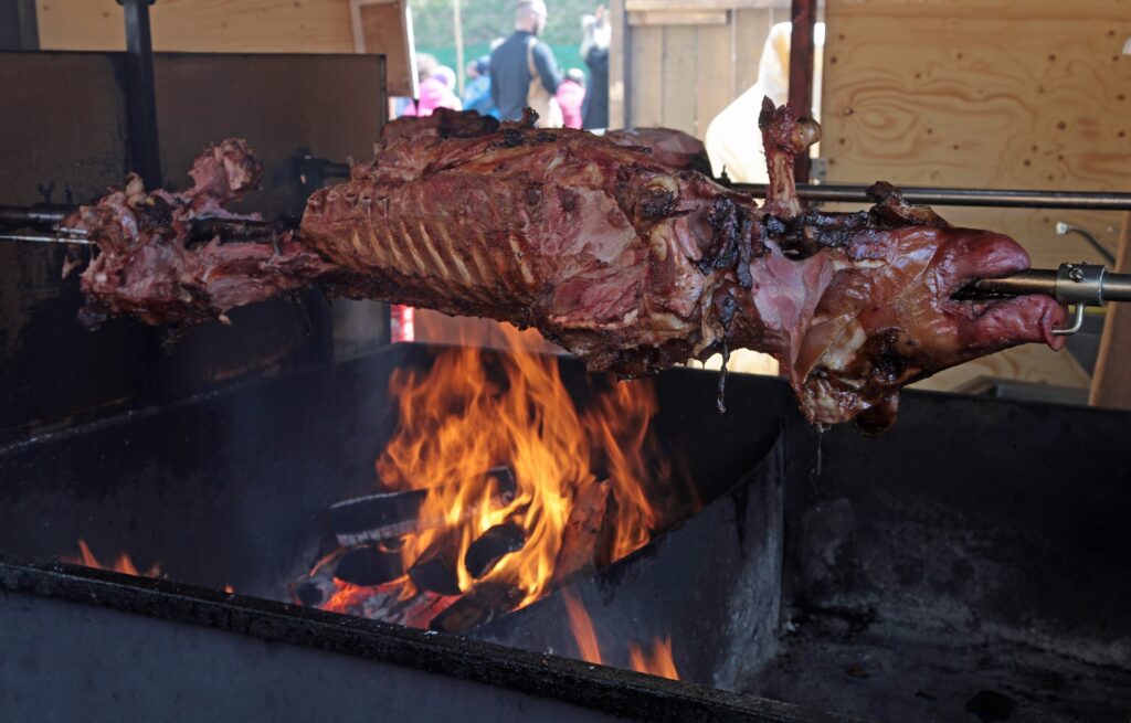 Spanferkelgrill mit Holzkohle