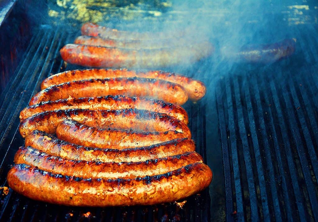 Grill Würste auf einem Grill