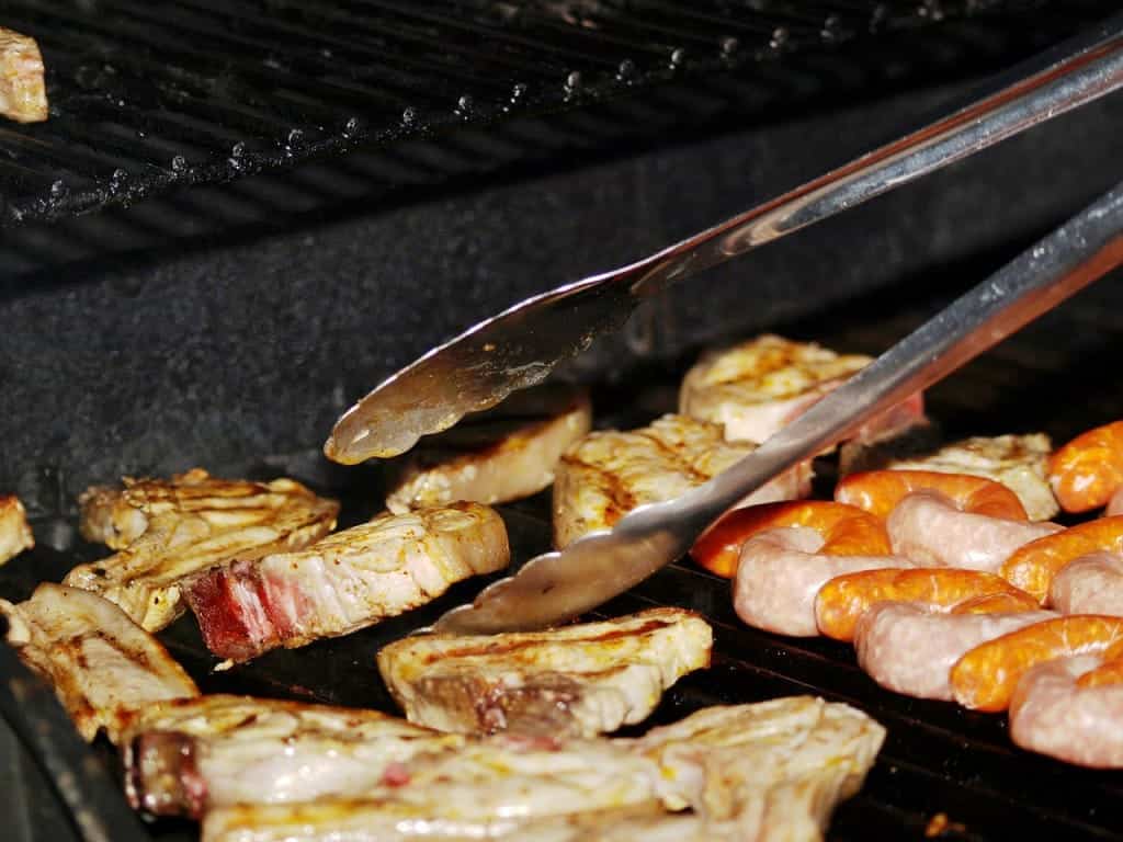 Wenden mit einer Grillzange