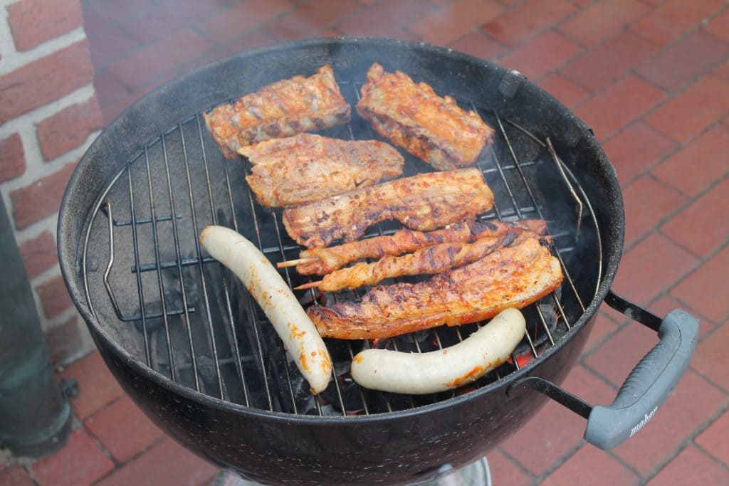 Ein Weber Kugelgrill wird genutzt