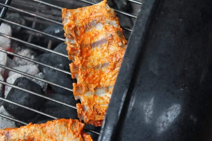 Fertig marinierte Spareribs grillen